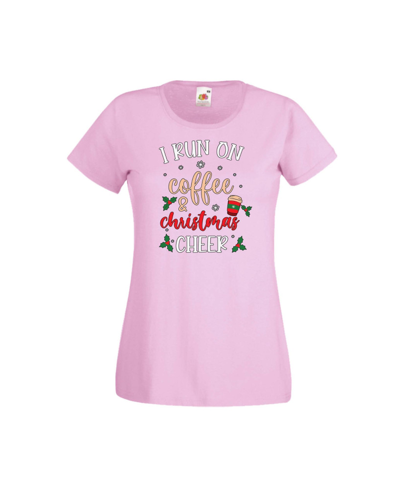 Дамска тениска Коледа I Run On Coffee and Christmas Cheer Дамска тениска Коледа I Run On Coffee and Christmas Cheer